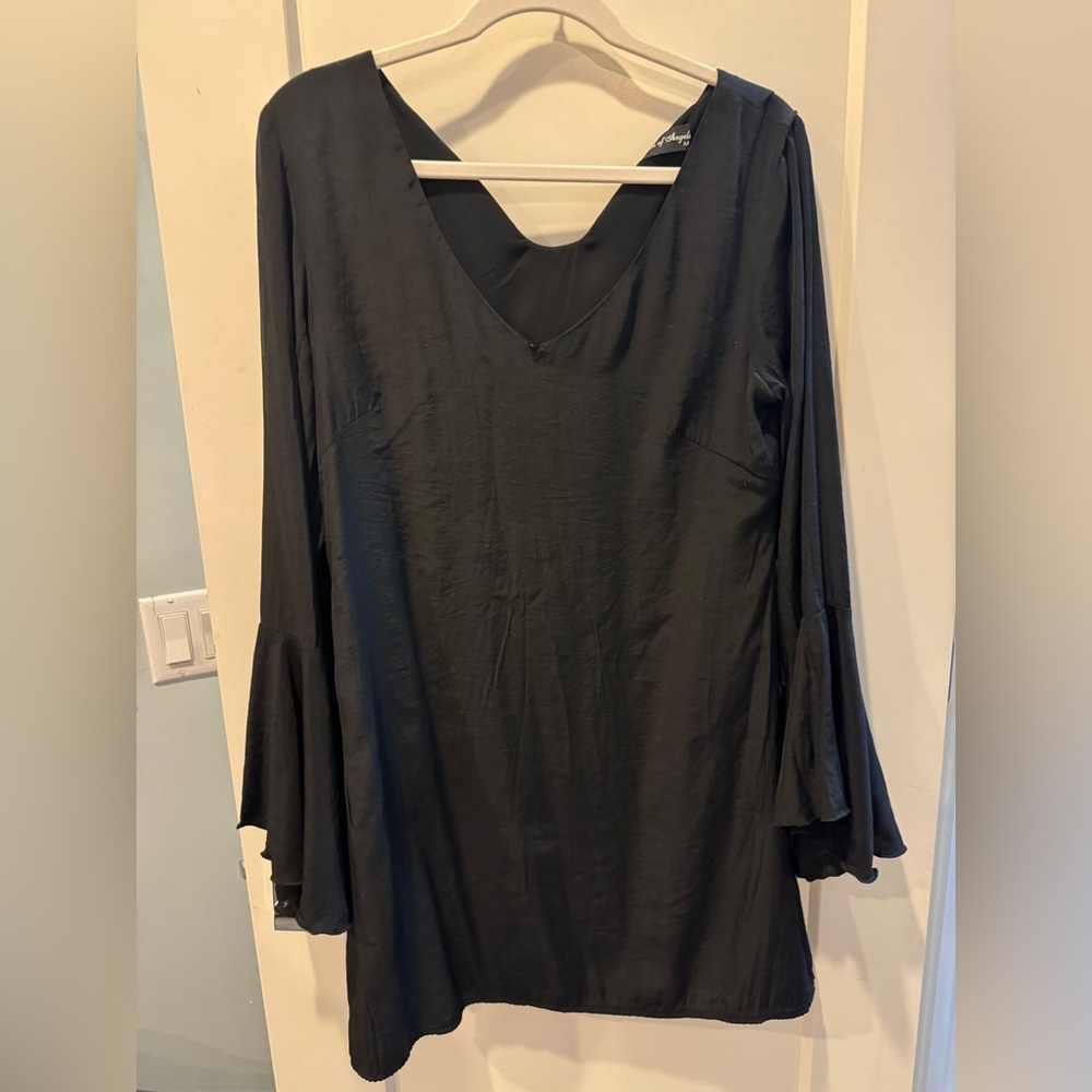 Medium flared sleeves silky black union of Angels dress